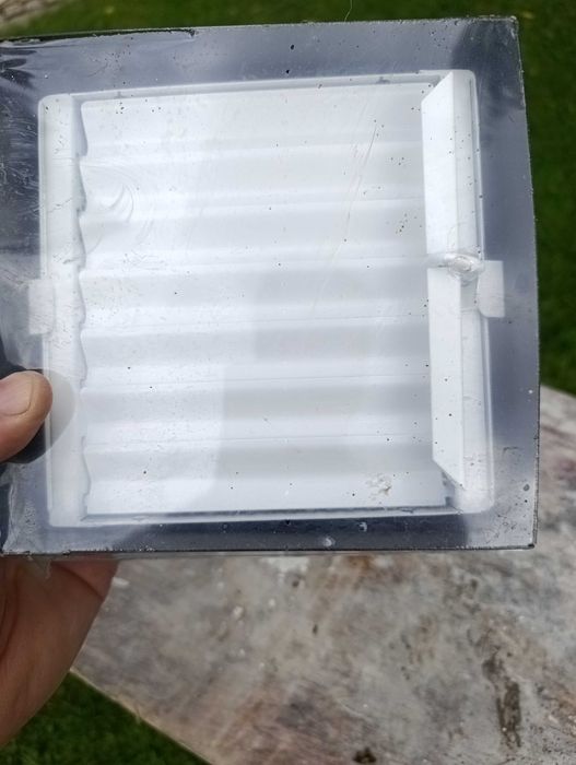 kratki wentylacyjne regulowana biała, brąz