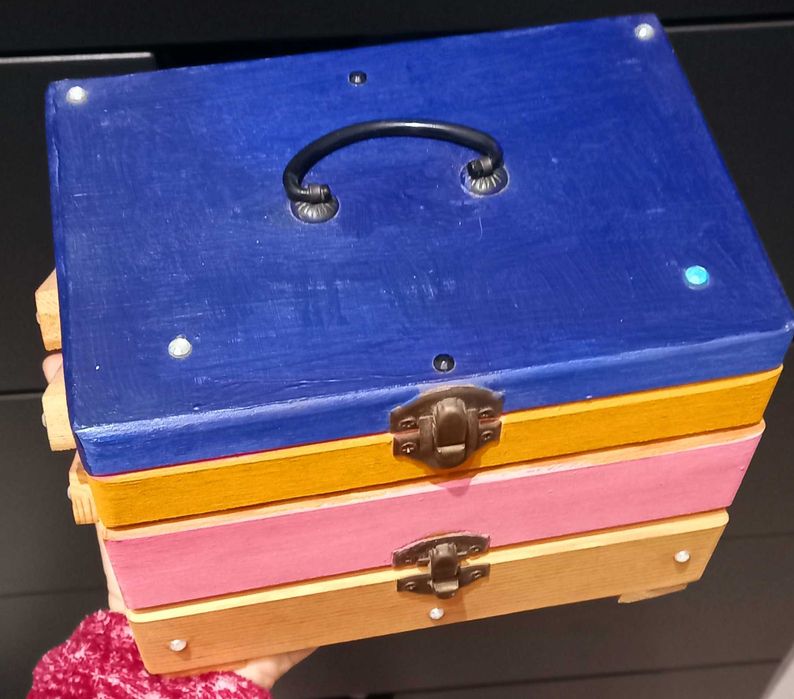 bau caixa com gavetas e fechos