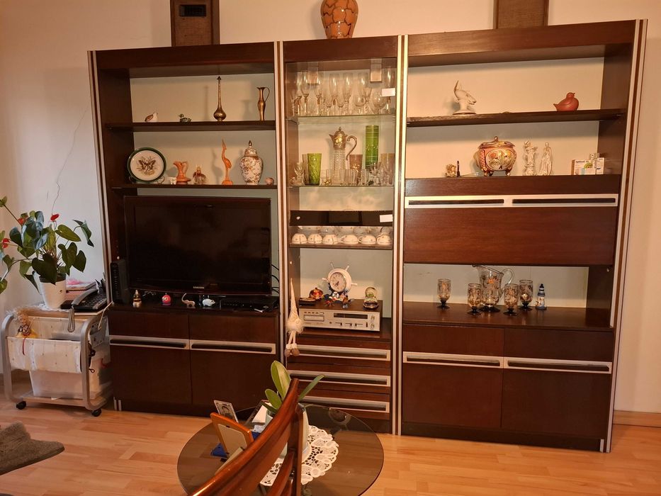 Móvel de sala em madeira, usado mas em ótimo estado.