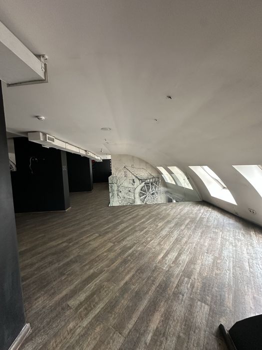 Дніпровська Набережна 19