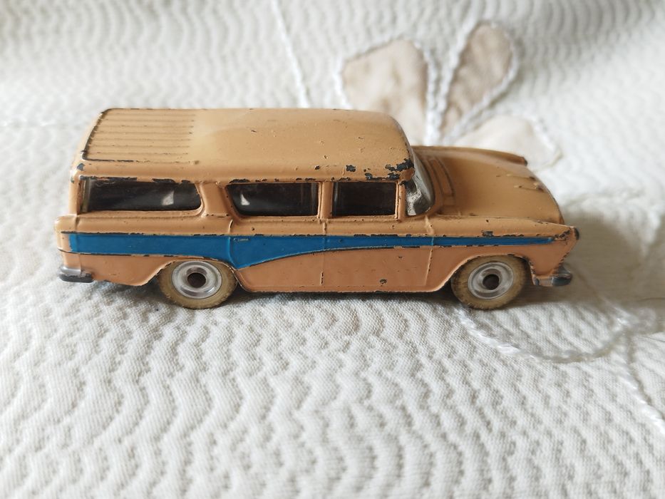 Dinky Toys Nash Rambler (referência 173) fabricado pela Meccano Ltd em Inglaterra.