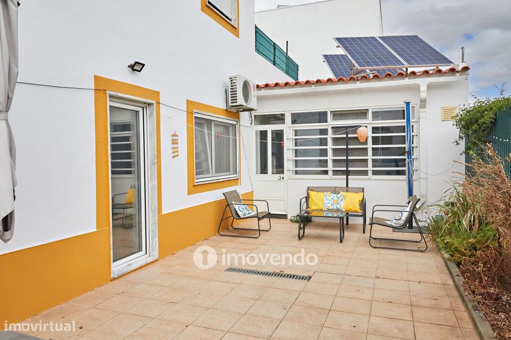 Andar de Moradia T2, com pátio generoso e garagem, em Évora