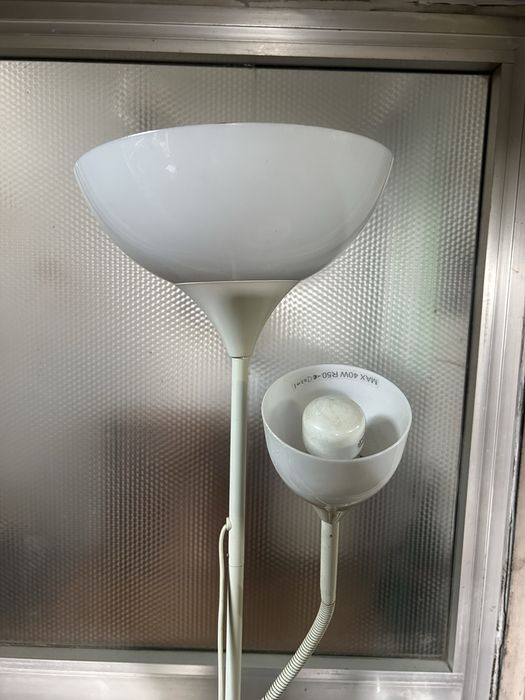 Candeeiro de Pé IKEA Modelo Not com Foco de Leitura Ajustável, Branco