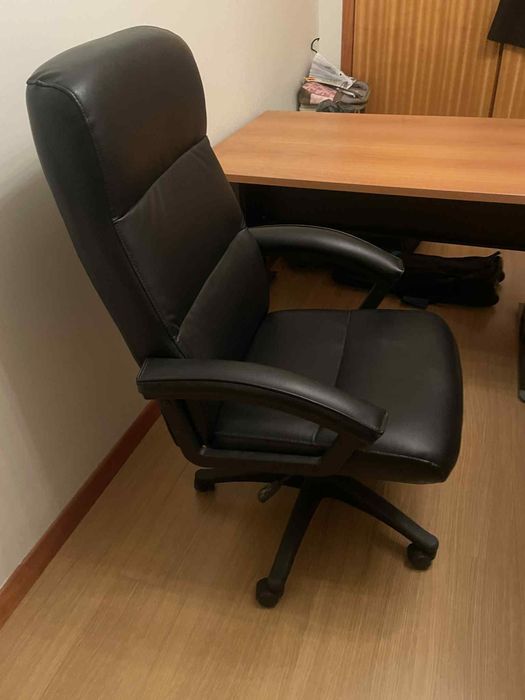 Mesa/ Secretária de canto + cadeira de escritório