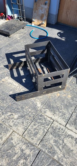 Kosz na obciążeniki do ciągnika zetor 5211 ,7211