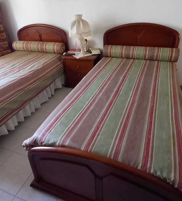 Camas individuais + cómoda com espelho