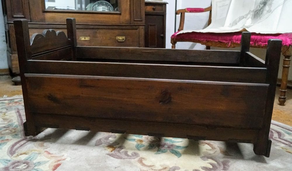 Berço rústico de baloiço em pinho