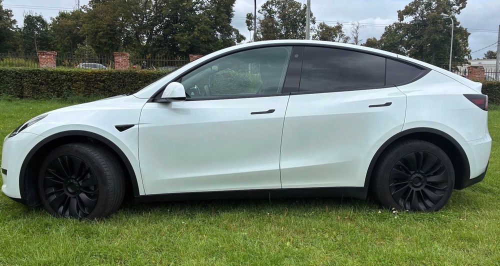 Tesla Model Y 2024