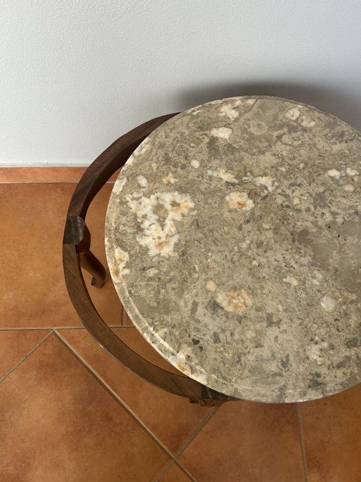 Mesa de apoio de tampo em mármore