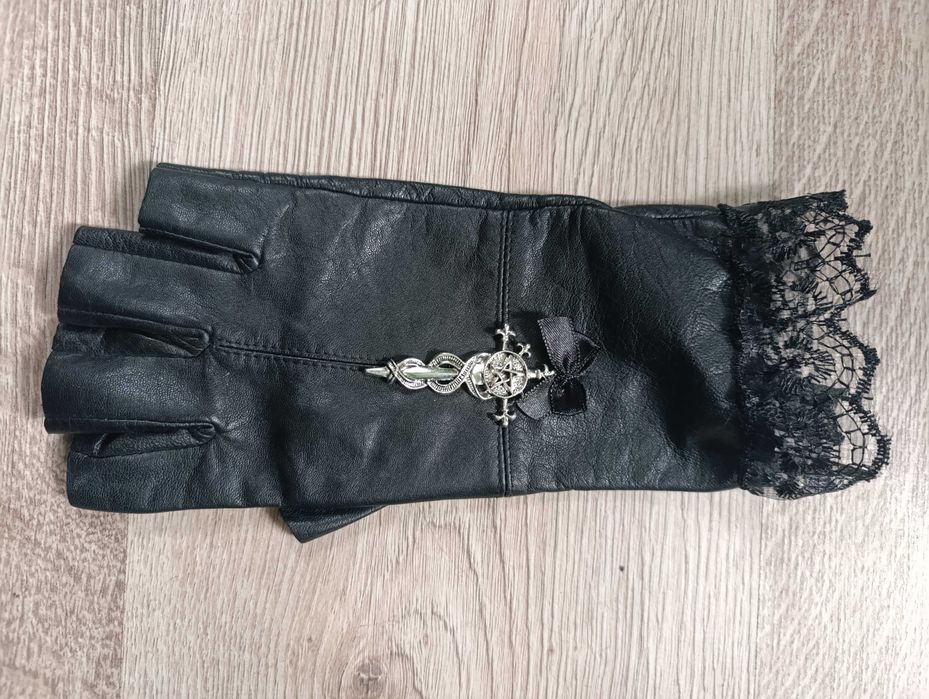 Rękawiczka dekorowana w stylu gotyckim
