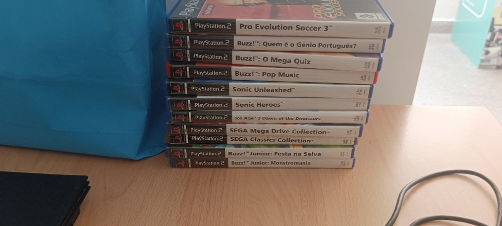 PS2 com 2 comandos , buzz e 10 jogos originais