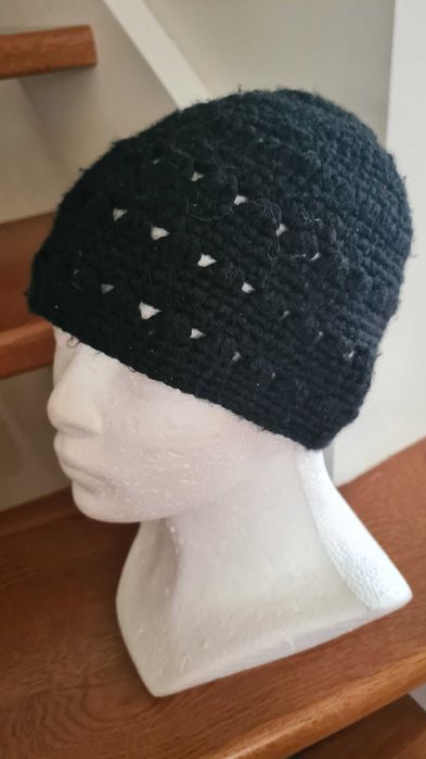 Czarna ażurowa jesienna czapka