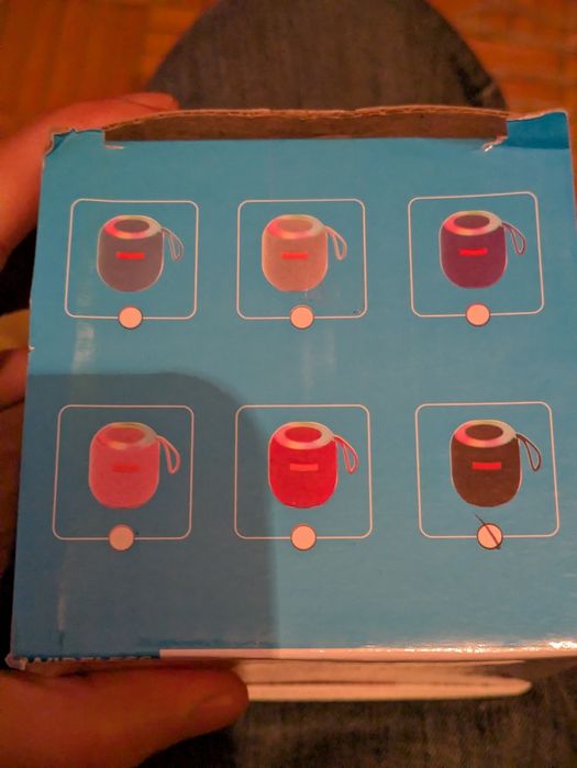 Coluna bluetooth na caixa