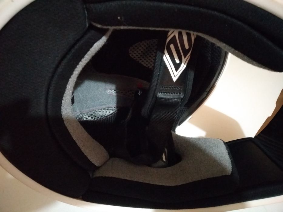 Capacete branco e vermelho