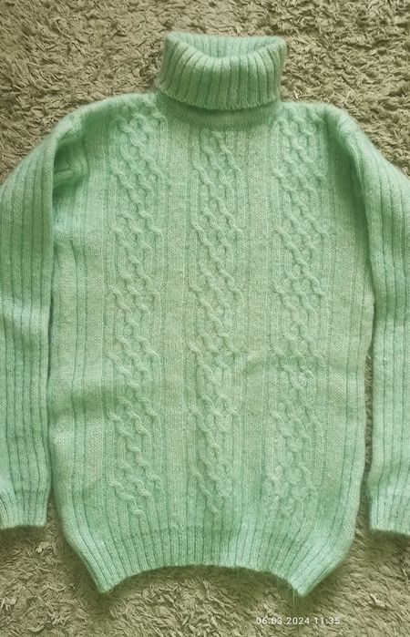 Теплий светр-гольф.