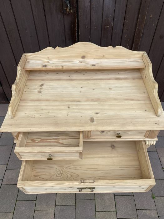 Stara komoda , lite surowe drewno.