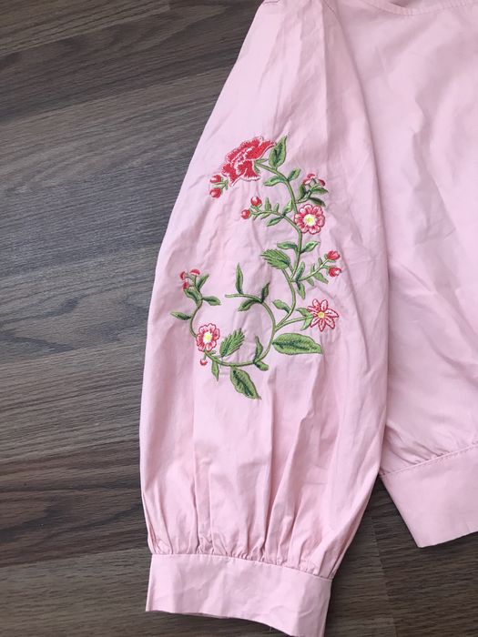 Жіноча блуза з вишитими рукавами