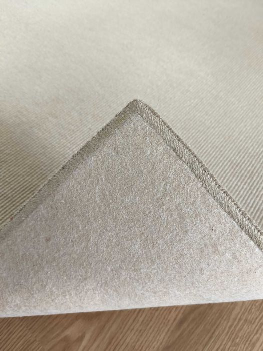 Carpete usada,  com 1,60 m por 1,40 m .