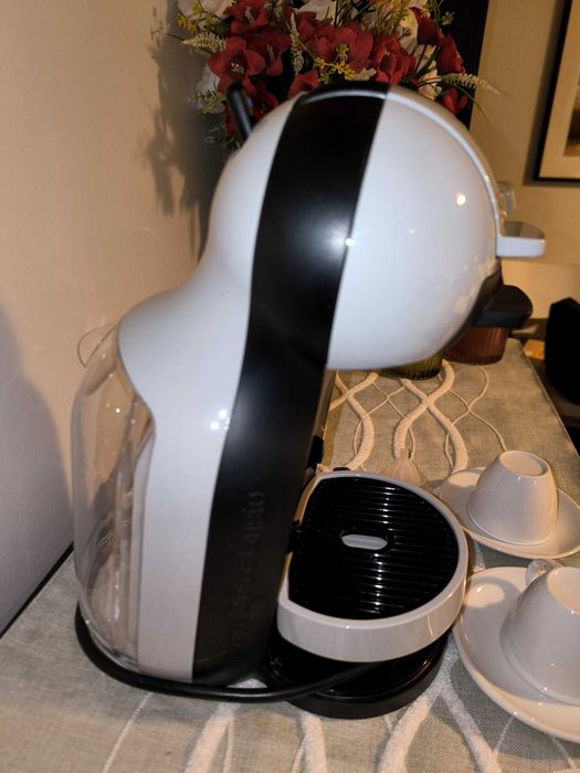 Máquina de café Dolce Gusto Mini Me, nova, com oferta de 3 chávenas