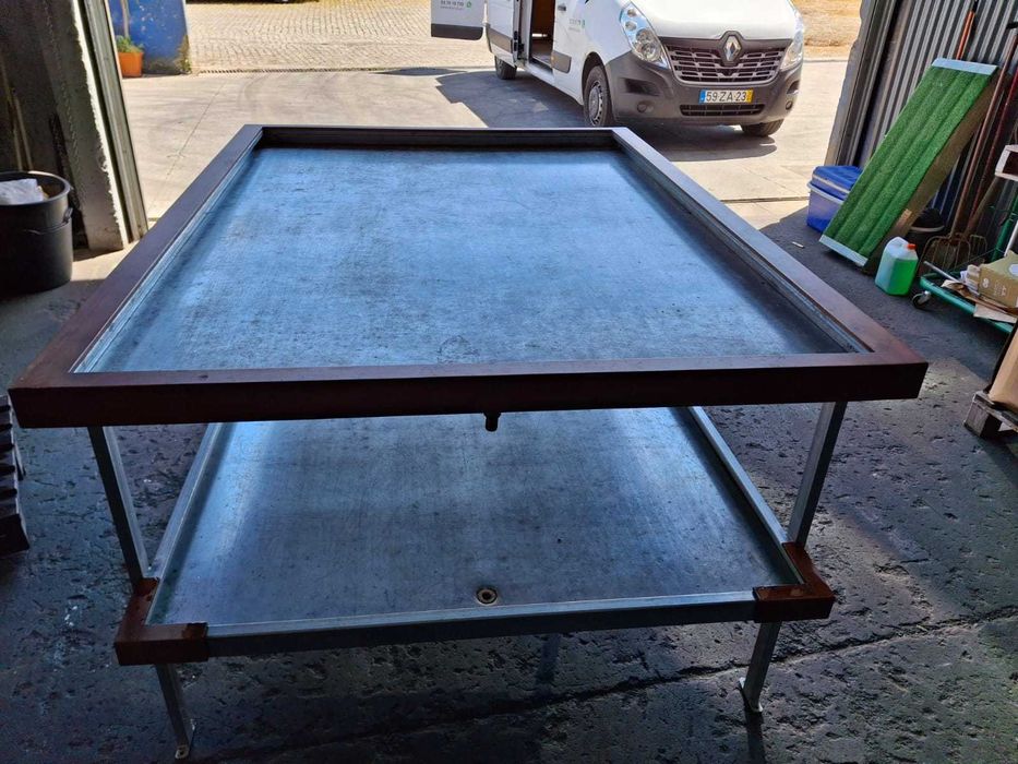 Mesa Galvanizada. Abertura para escoamento de água.