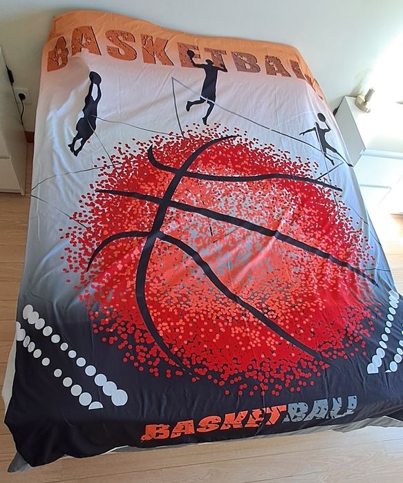 Capa Edredon como nova com 2 fronhas. Tema Basquetebol. Como Nova