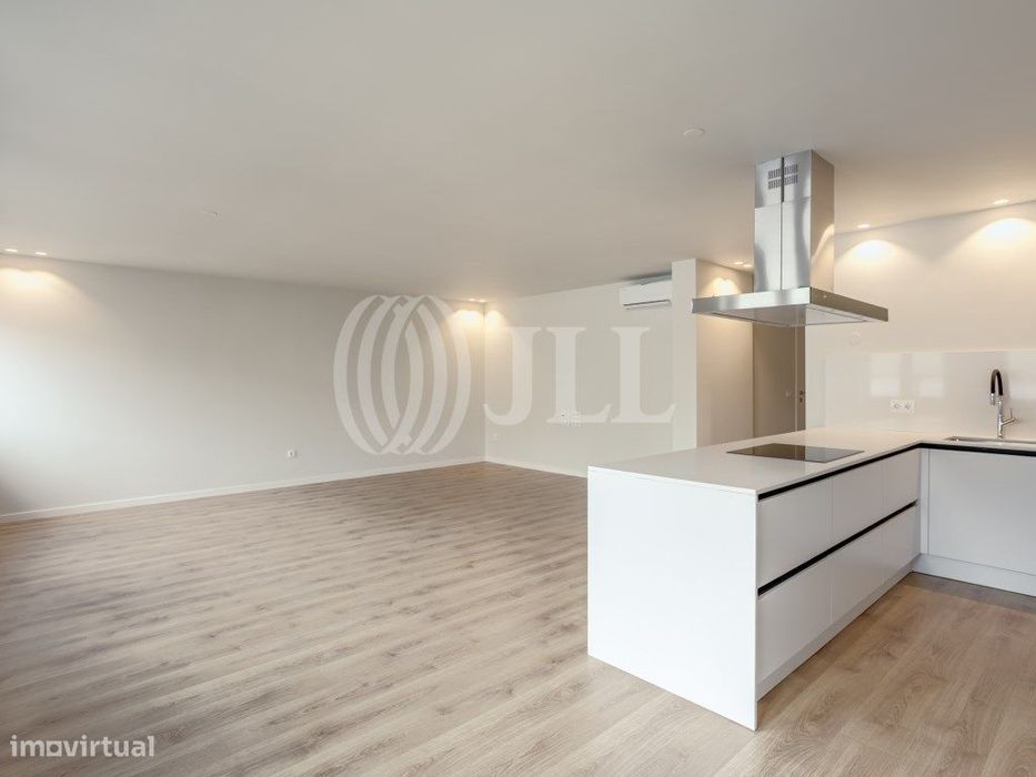 Apartamento T4 com varanda e garagem nas Antas Porto