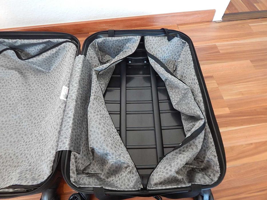 Дорожный чемодан на колесах