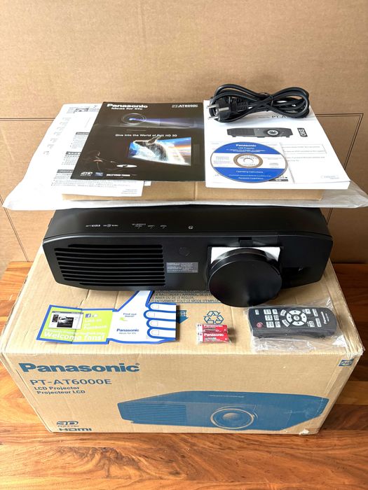 Panasonic AT6000E projektor 3D - jak NOWY - tylko 428 godzin (AE8000U)