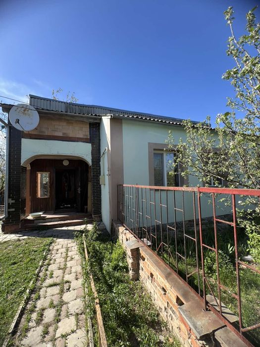 Продається окремий цегляний будинок в передмісті Полтава. Жуки