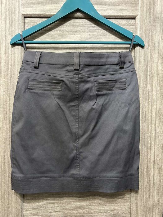 Сіра спідниця (діловий стиль)