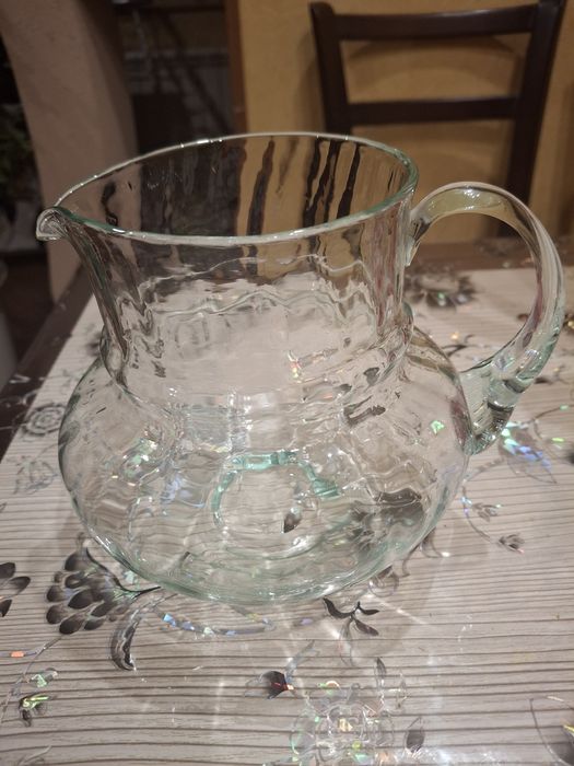 Графин скляний красивий