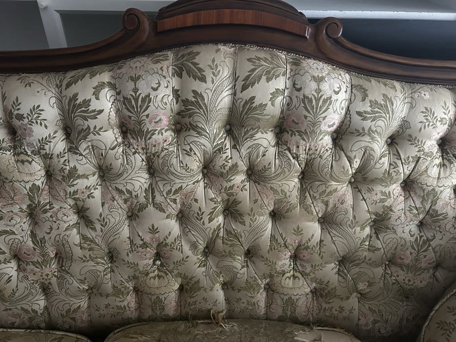 Sofá de três lugares estilo clássico
