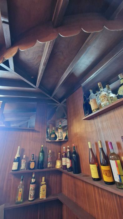 Balcão Bar e Garrafeira (em madeira)