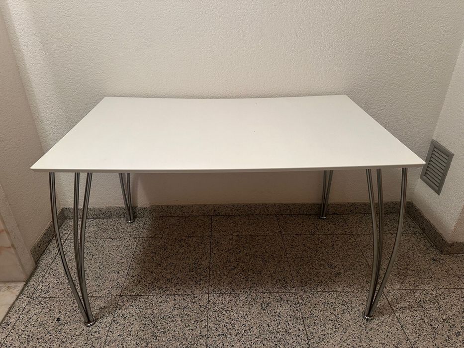 Mesa com pés em lacado, não abre