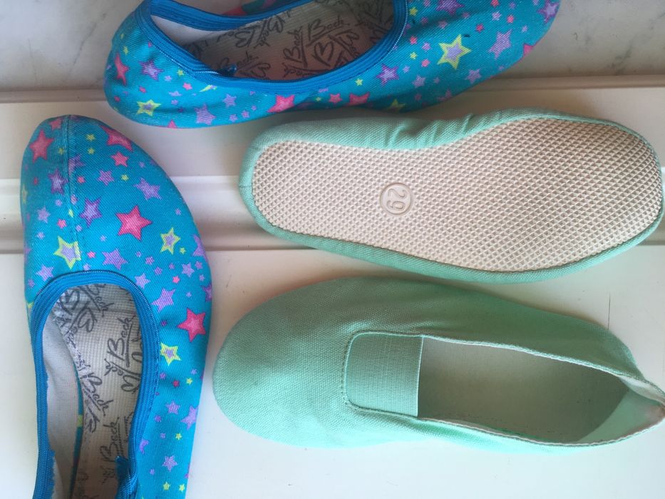 Балетки кож,черные -ст.17,5см,розовые(15.5см,1).Чешки-22см, 19см.