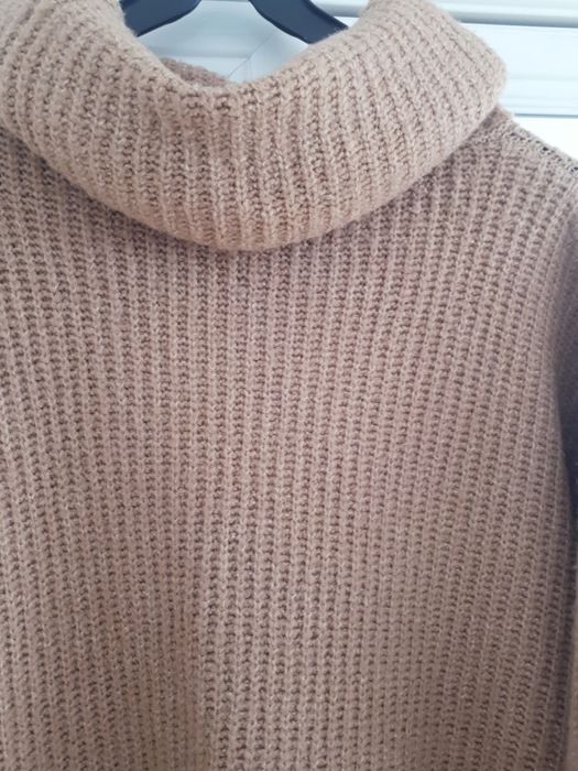 Brązowy sweter z golfem Zara