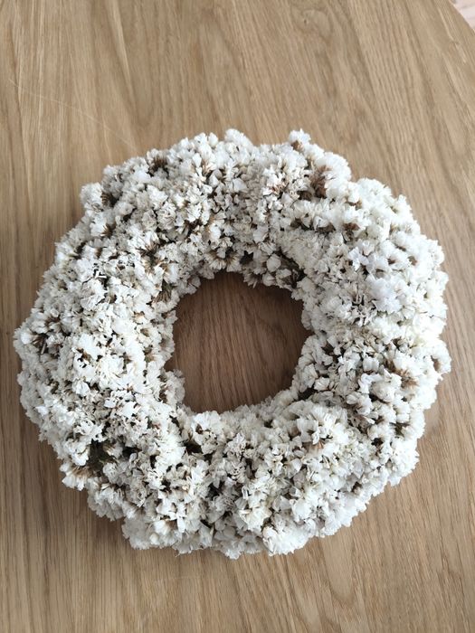 Wianek biały zatrwian bardzo starannie wykonany 25cm