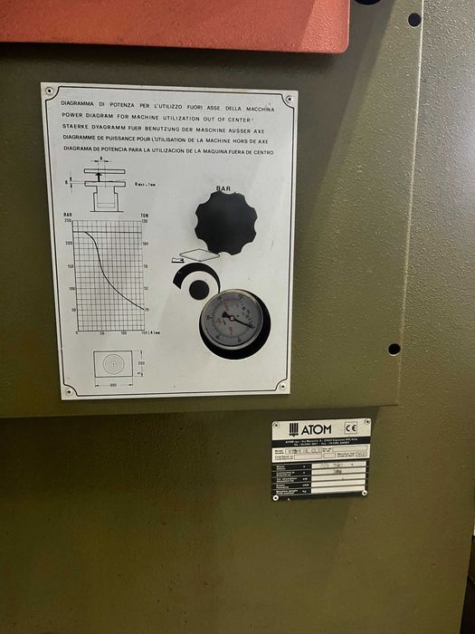 Máquina ATOM PL1250 de estampagem/gravagem em peles e sintéticos