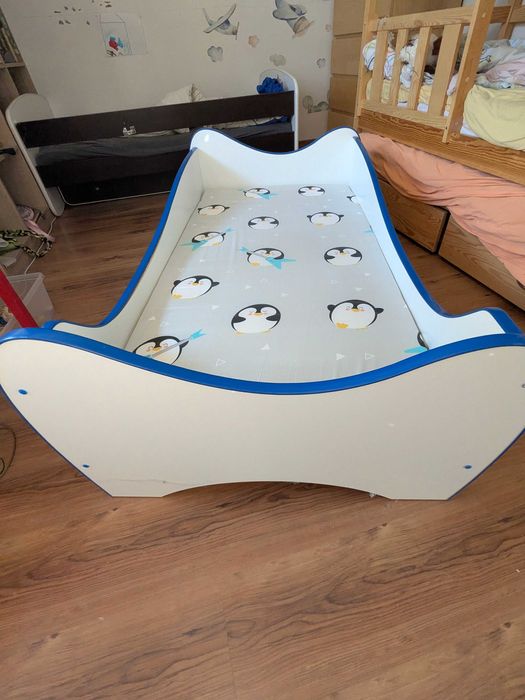 Łóżko dziecięce .