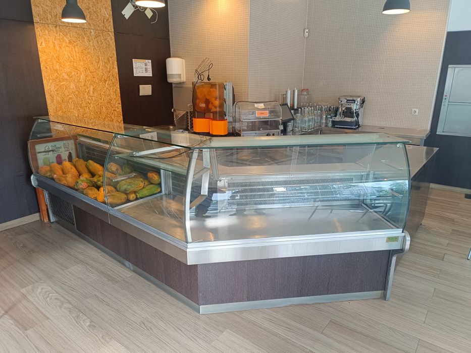 Montra refrigerada com bancada