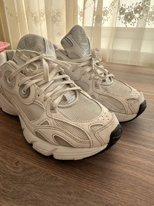 Білі кросівки Adidas