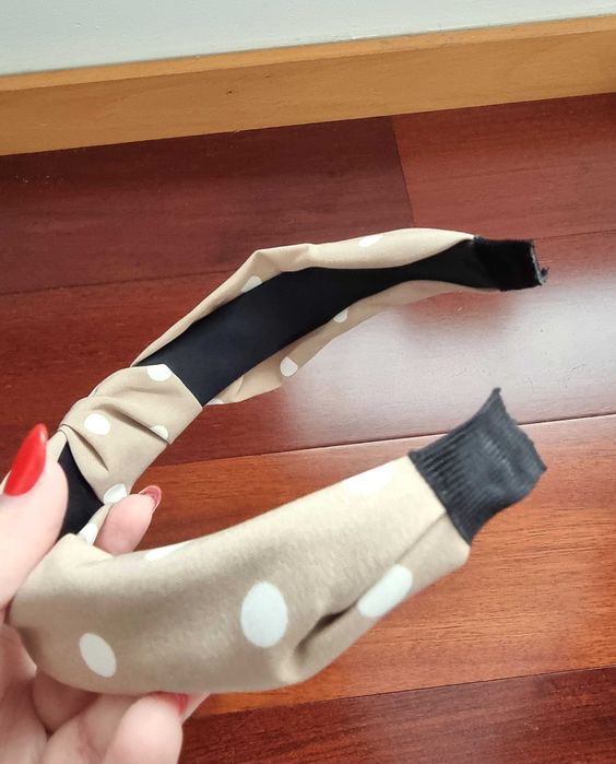 Fita de cabelo bege/ castanha clara com bolinhas brancas