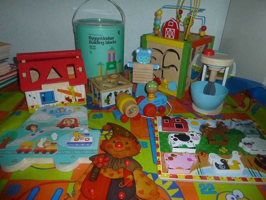 Brinquedos didáticos em madeira