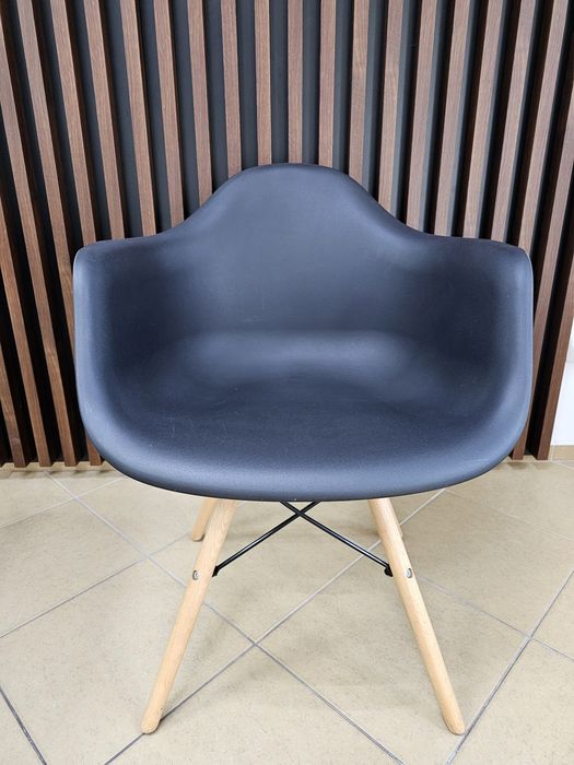 Czarne krzesło DAW MILANO DESIGN 211WF