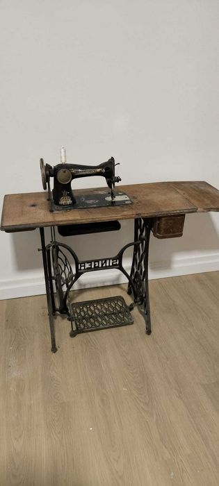 Vende-se Máquina de Costura Singer Antiga (a funcionar bem)