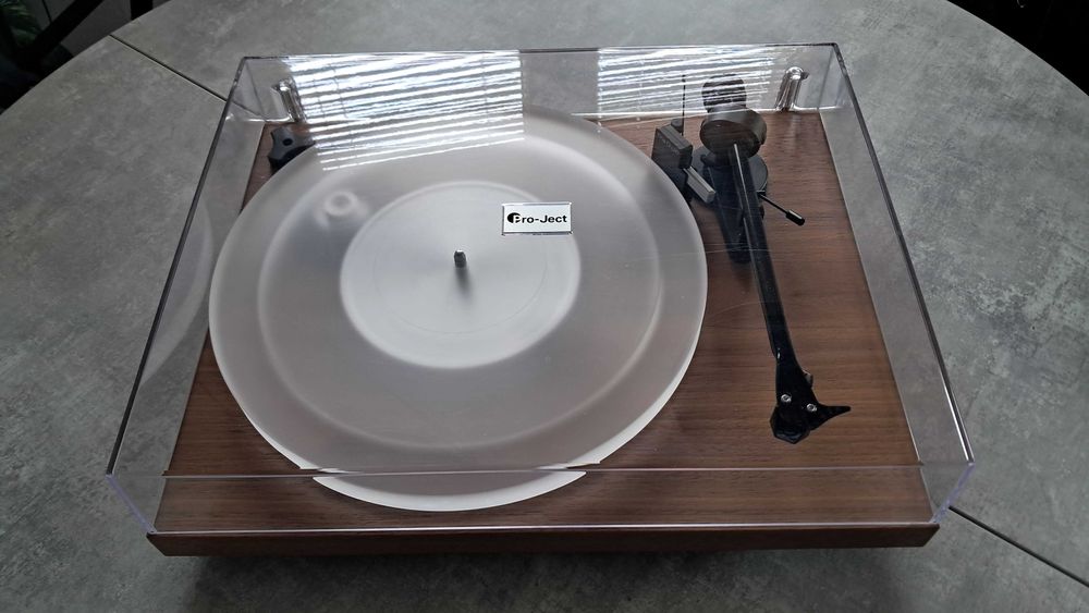 Pro-Ject Debut Carbon Evo, orzech, ulepszony.