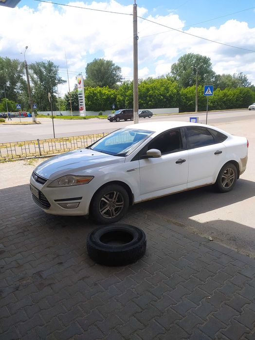 Ford Mondeo 2012.  газ бензин.
