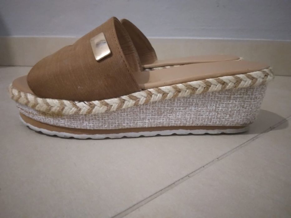 Chinelos cor camel