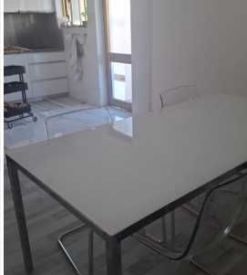 Mesa com estrutura em aluminio com tampo em  vidro + quatro cadeiras