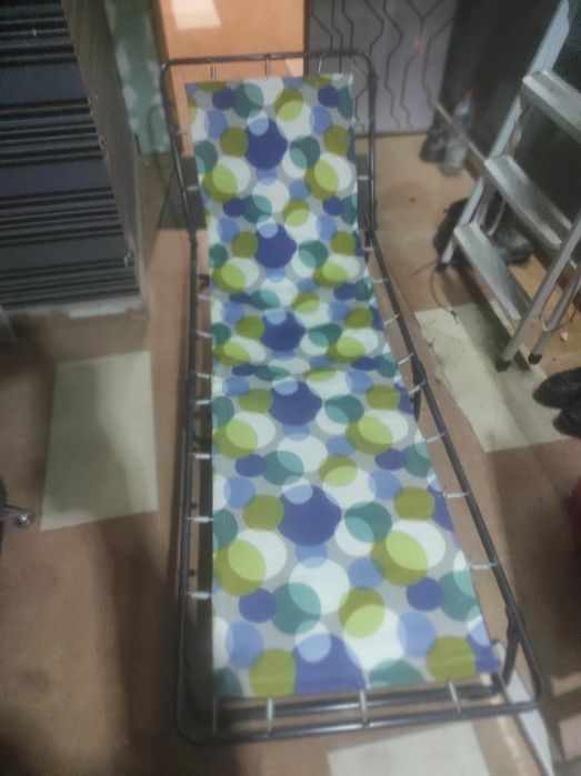 Розкладушка нова в металевому надійному корпусі